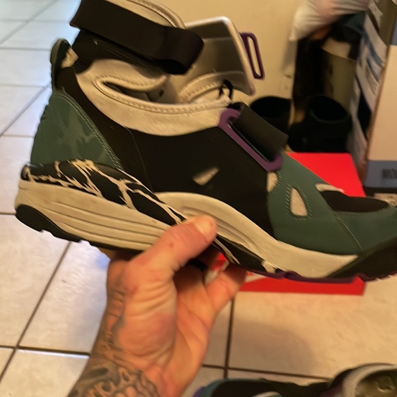 These are special edition Nikes. Family bought them for me and they don’t fit. - Picture 6 of 6